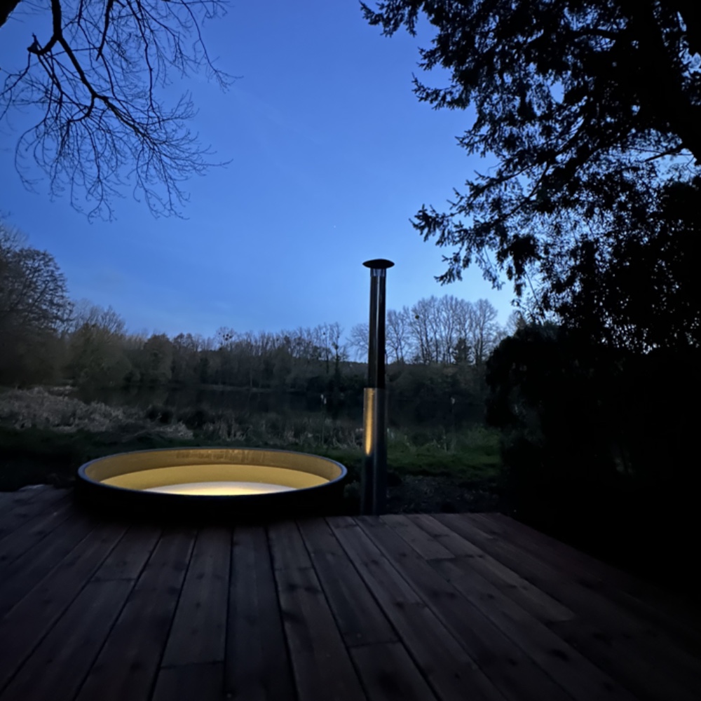 Bain nordique éclairé au crépuscule – soirée bien-être aux Reflets Roz, Côtes-d'Armor, Bretagne