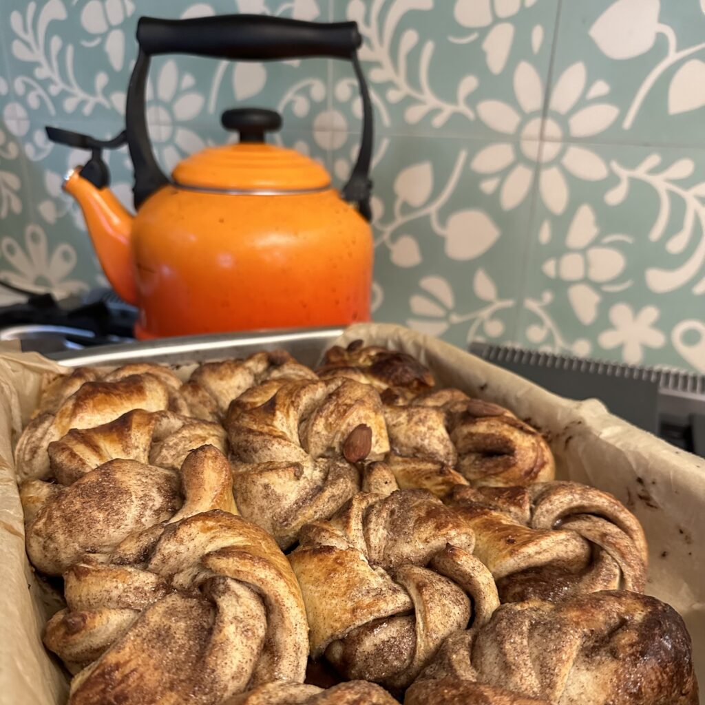 Cinnamon rolls faits maison – table d'hôtes végétarienne Les Reflets Roz, Bretagne