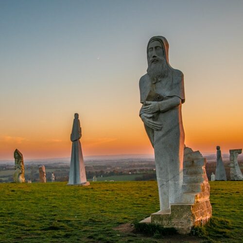 Statue de la Vallée des Saints – site incontournable à découvrir près des Reflets Roz, Côtes-d'Armor