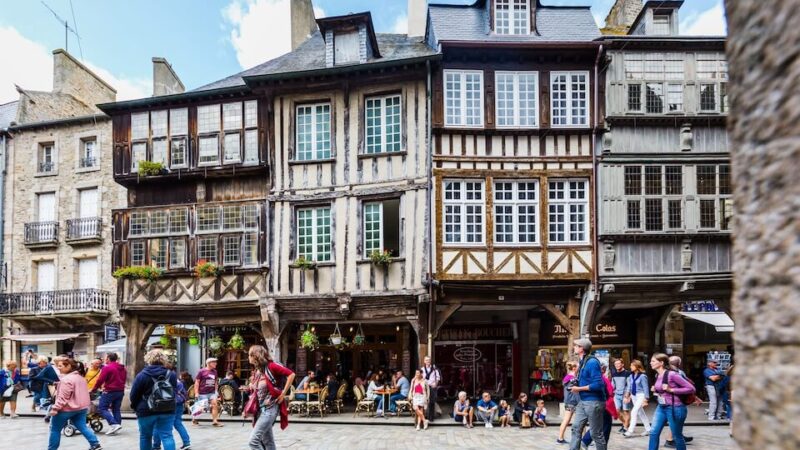 Dinan_2019-07_rue-de-horloge_oeil-de-paco