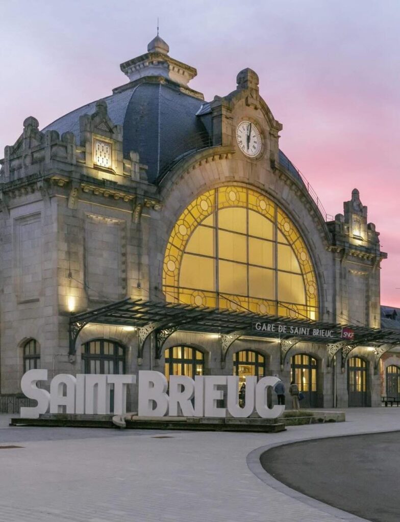 Gare de Saint-Brieuc – accès train pour rejoindre Les Reflets Roz, Côtes-d'Armor, Bretagne
