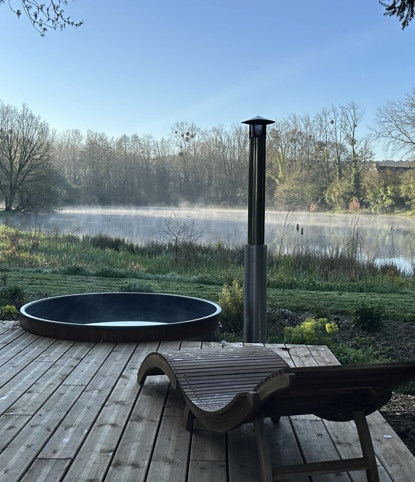 Pause bien être aux Reflets Roz avec le bain nordique face à l'étang