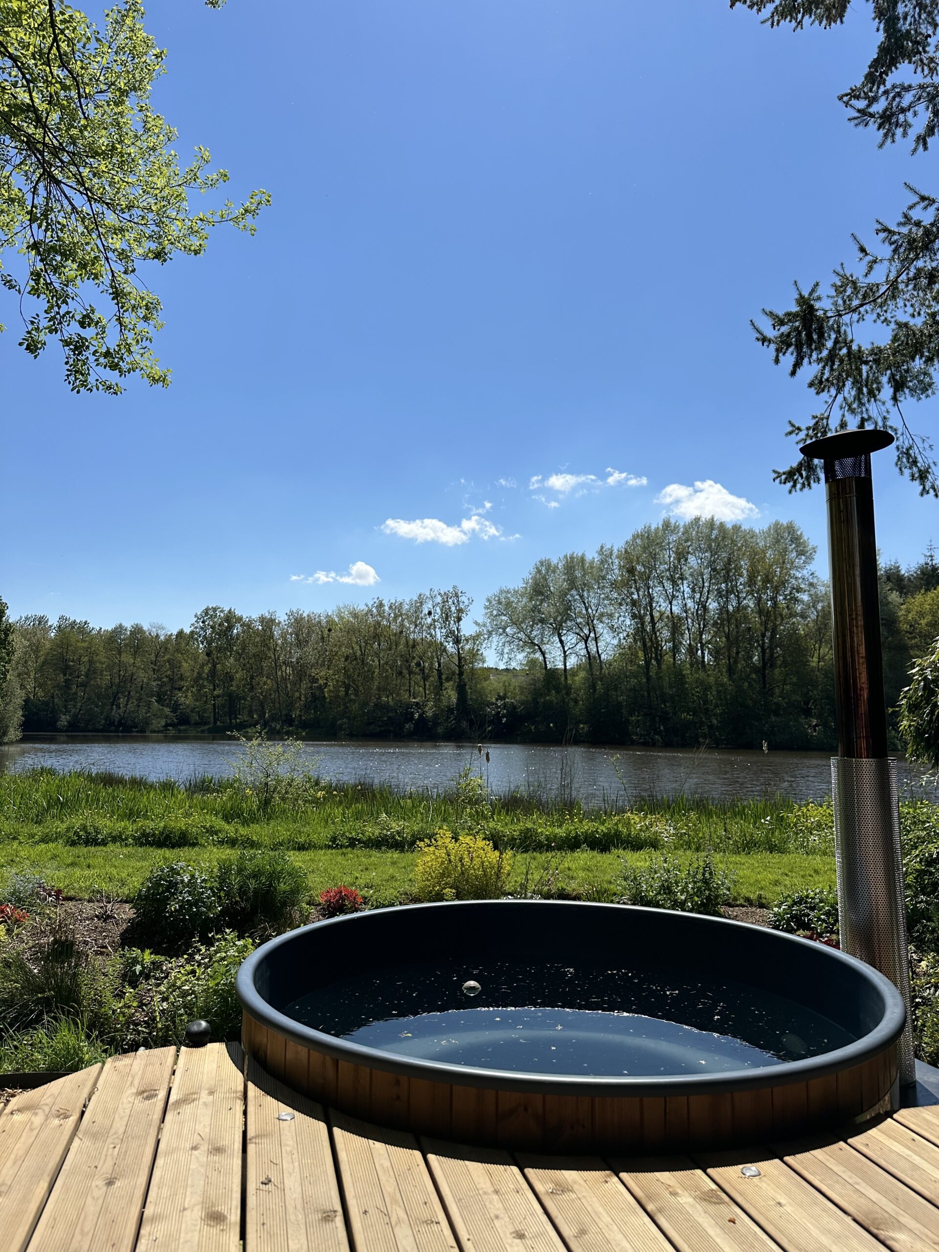 Bain nordique au feu de bois face à l'étang – Les Reflets Roz, Côtes-d'Armor, Bretagne