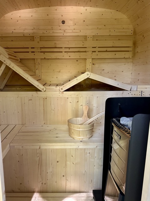 Intérieur du sauna au feu de bois – espace bien-être Les Reflets Roz, Côtes-d'Armor, Bretagne