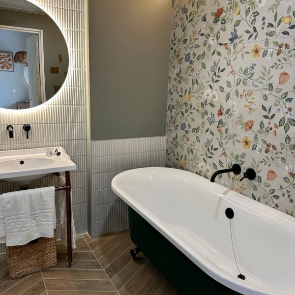 Chambre Le Refuge – rangements sur mesure, carrelage chevron et luminaire en osier, chambre d'hôtes Bretagne