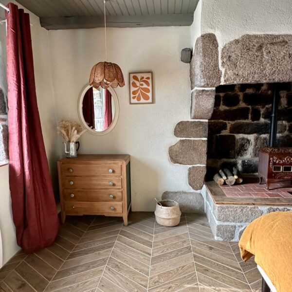 Chambre Le Refuge – rangements sur mesure, carrelage chevron et luminaire en osier, chambre d'hôtes Bretagne
