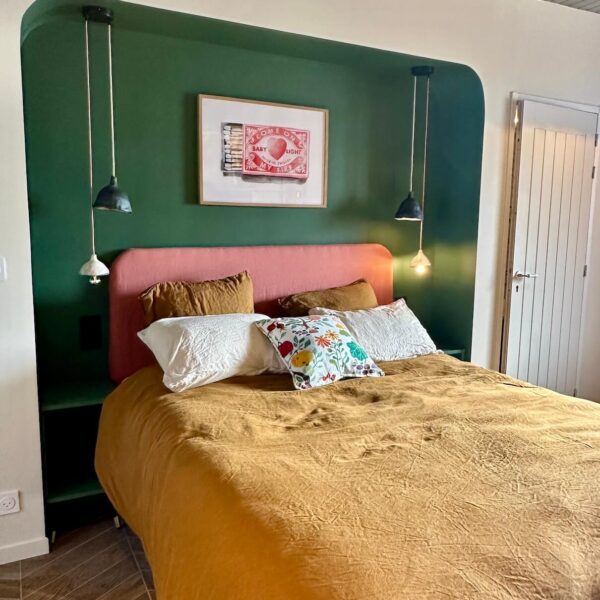 Chambre Le Refuge aux Reflets Roz – lit queen size et luminaires en céramique raku faits main, Bretagne