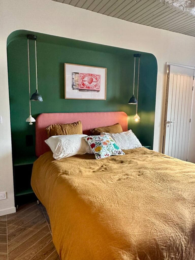 Chambre Le Refuge aux Reflets Roz – lit queen size et luminaires en céramique raku faits main, Bretagne