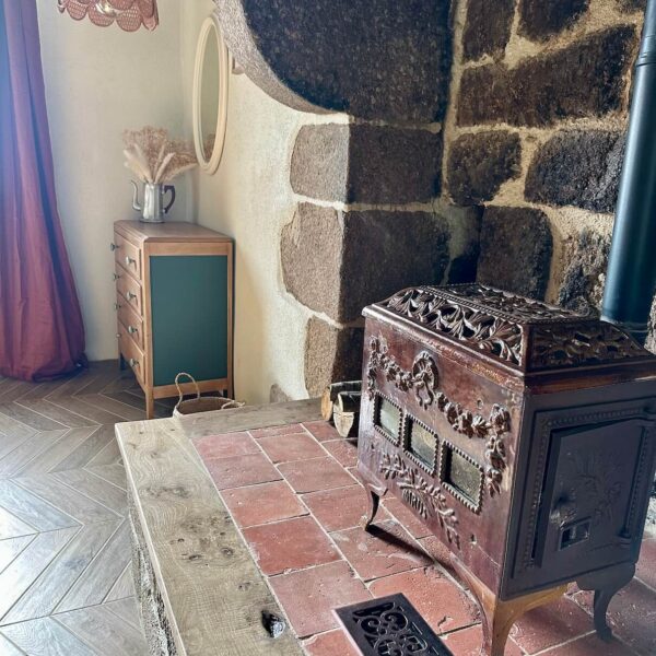 Chambre Le Refuge – rangements sur mesure, carrelage chevron et luminaire en osier, chambre d'hôtes Bretagne