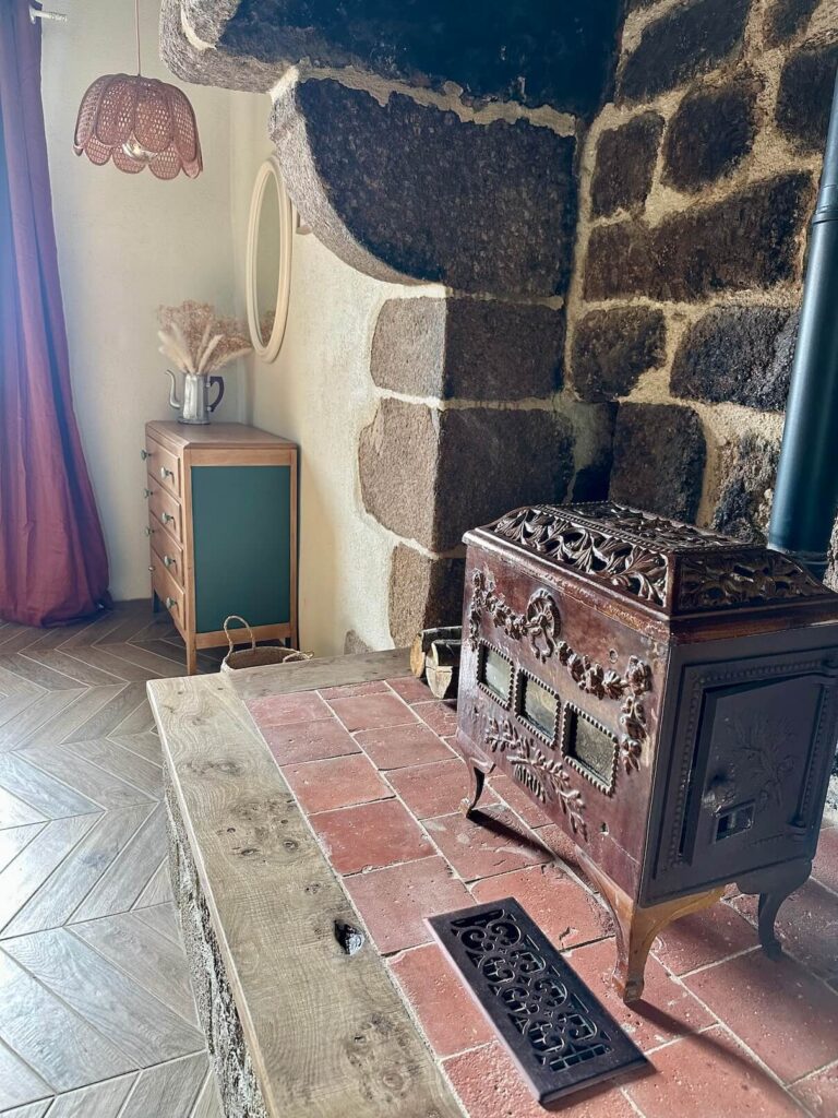 Chambre Le Refuge – rangements sur mesure, carrelage chevron et luminaire en osier, chambre d'hôtes Bretagne
