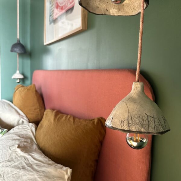 Tête de lit et liseuses en céramique raku faites main par Céline – Chambre Le Refuge, Les Reflets Roz