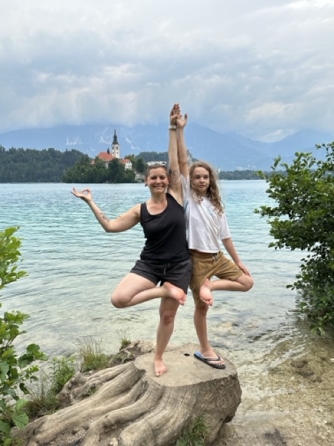 Céline et son fils en posture de yoga – cours de yoga accessible à tous niveaux aux Reflets Roz, Bretagne