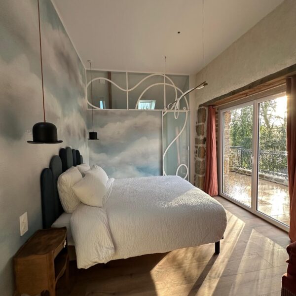 Chambre L'Empire des Songes – lit queen size, salle de bain et baie vitrée sur toit-terrasse, ambiance surréaliste aux Reflets Roz, Bretagne