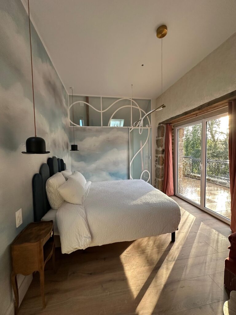 Chambre L'Empire des Songes – lit queen size, salle de bain et baie vitrée sur toit-terrasse, ambiance surréaliste aux Reflets Roz, Bretagne