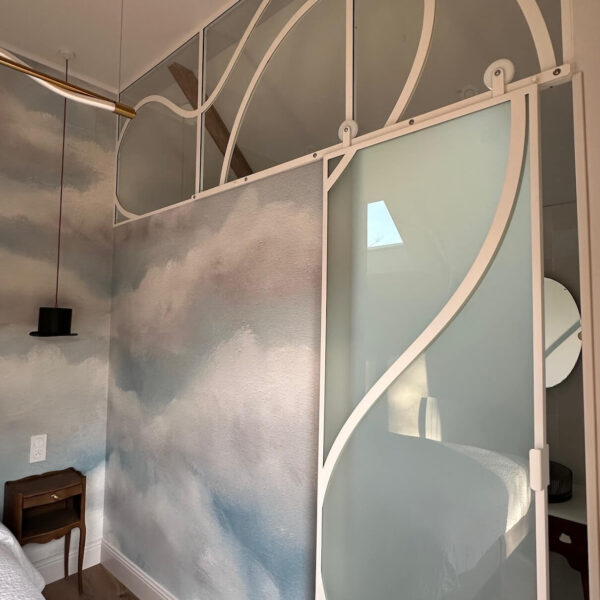 Verrière artisanale courbée – salle de bain surréaliste de la Chambre L'Empire des Songes, Les Reflets Roz