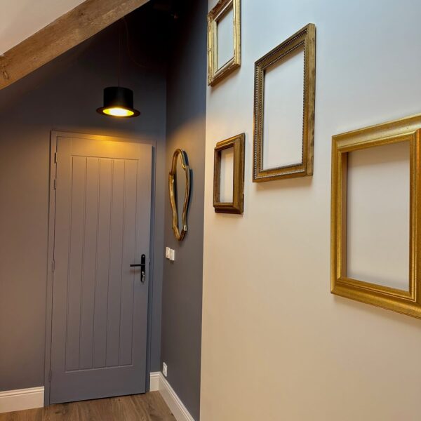 Couloir décoré avec soin – entrée de la Chambre L'Empire des Songes, Les Reflets Roz, Bretagne