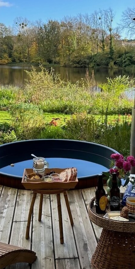 Panier repas mis en scène sur la terrasse du bain nordique – table d'hôtes Les Reflets Roz, Côtes-d'Armor