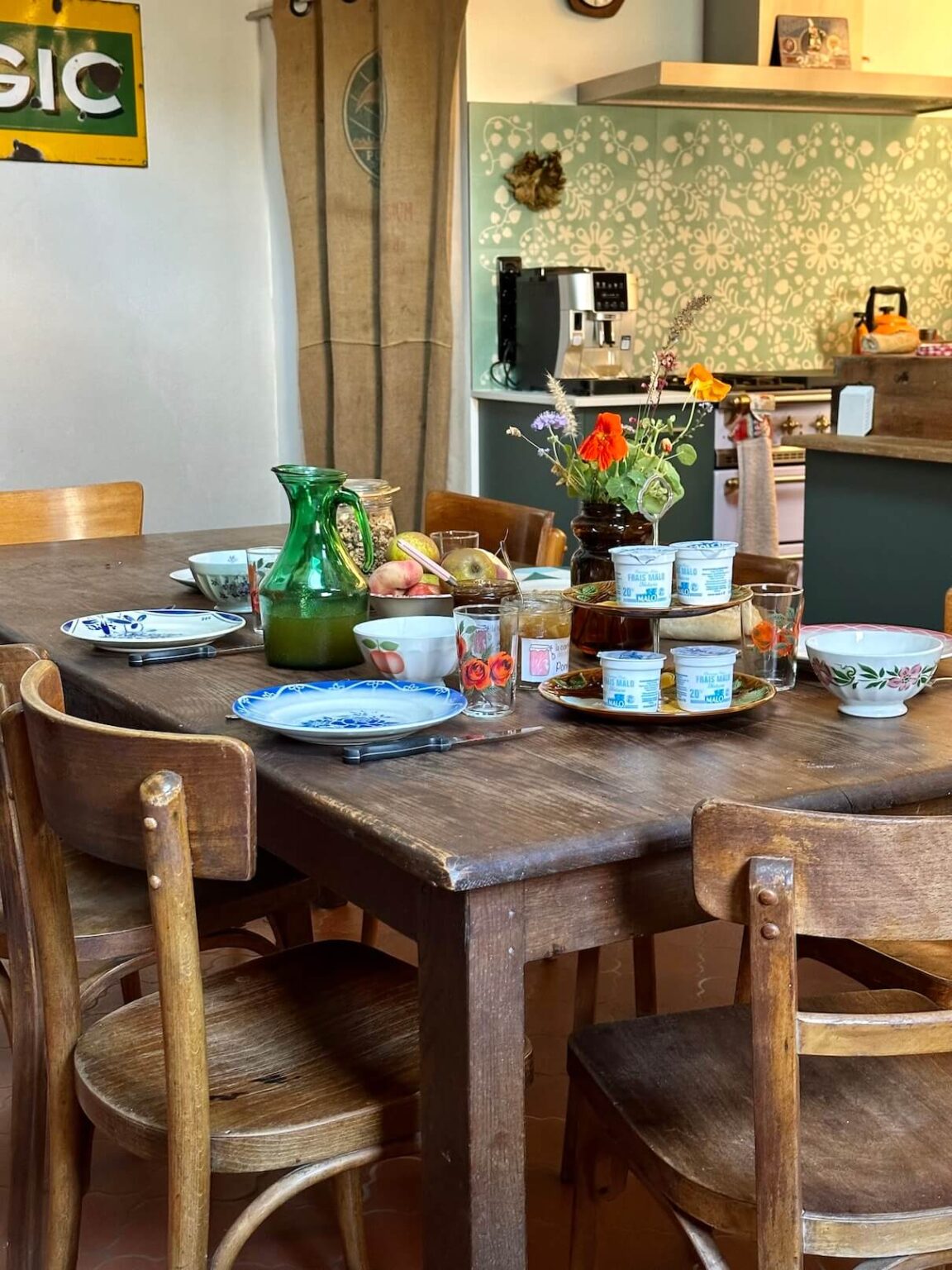 Table du petit-déjeuner maison aux Reflets Roz – yaourts locaux, fruits frais et jus de pomme fait maison, Bretagne