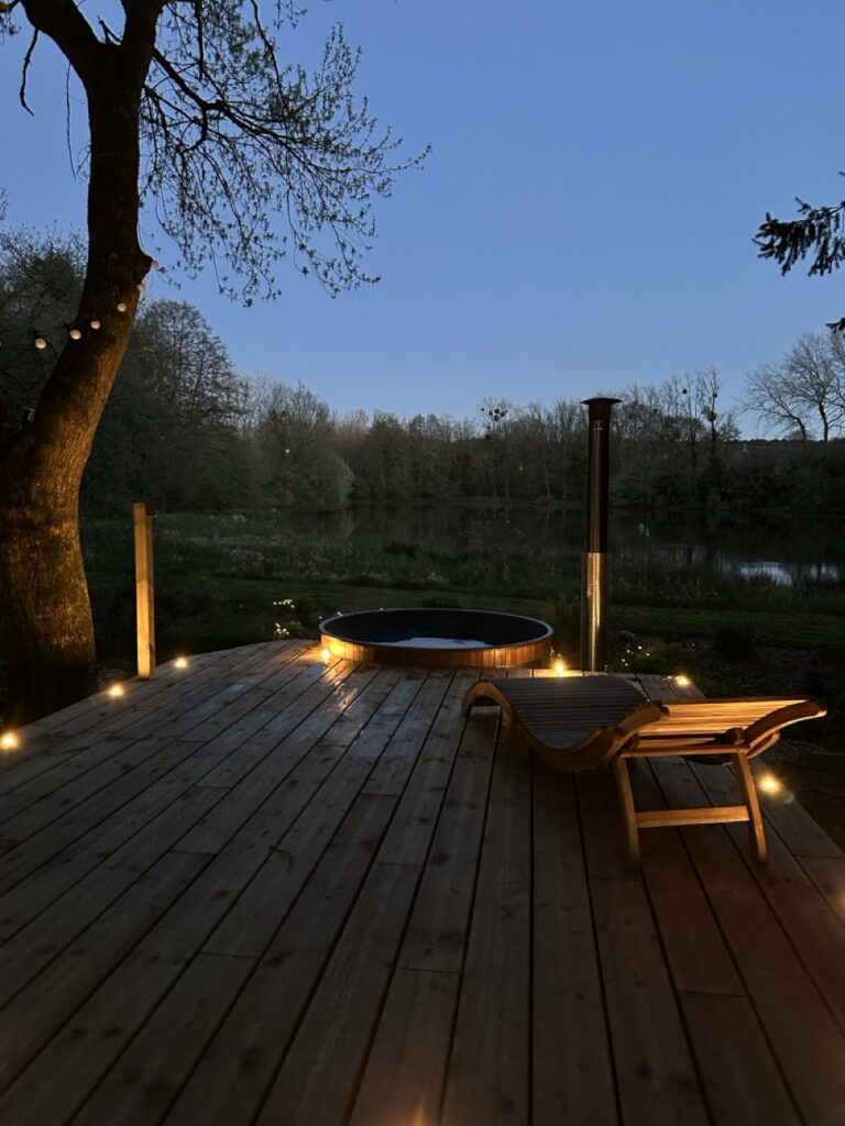 Bain nordique au crépuscule face à l'étang avec les lumières – Les Reflets Roz, bien-être en pleine nature bretonne