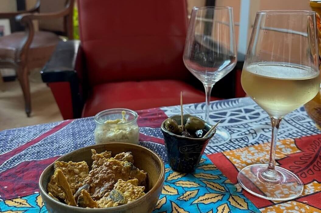 Apéritif maison aux Reflets Roz – verres de vin, olives, crackers et tartinade végétale, table d'hôtes Bretagne
