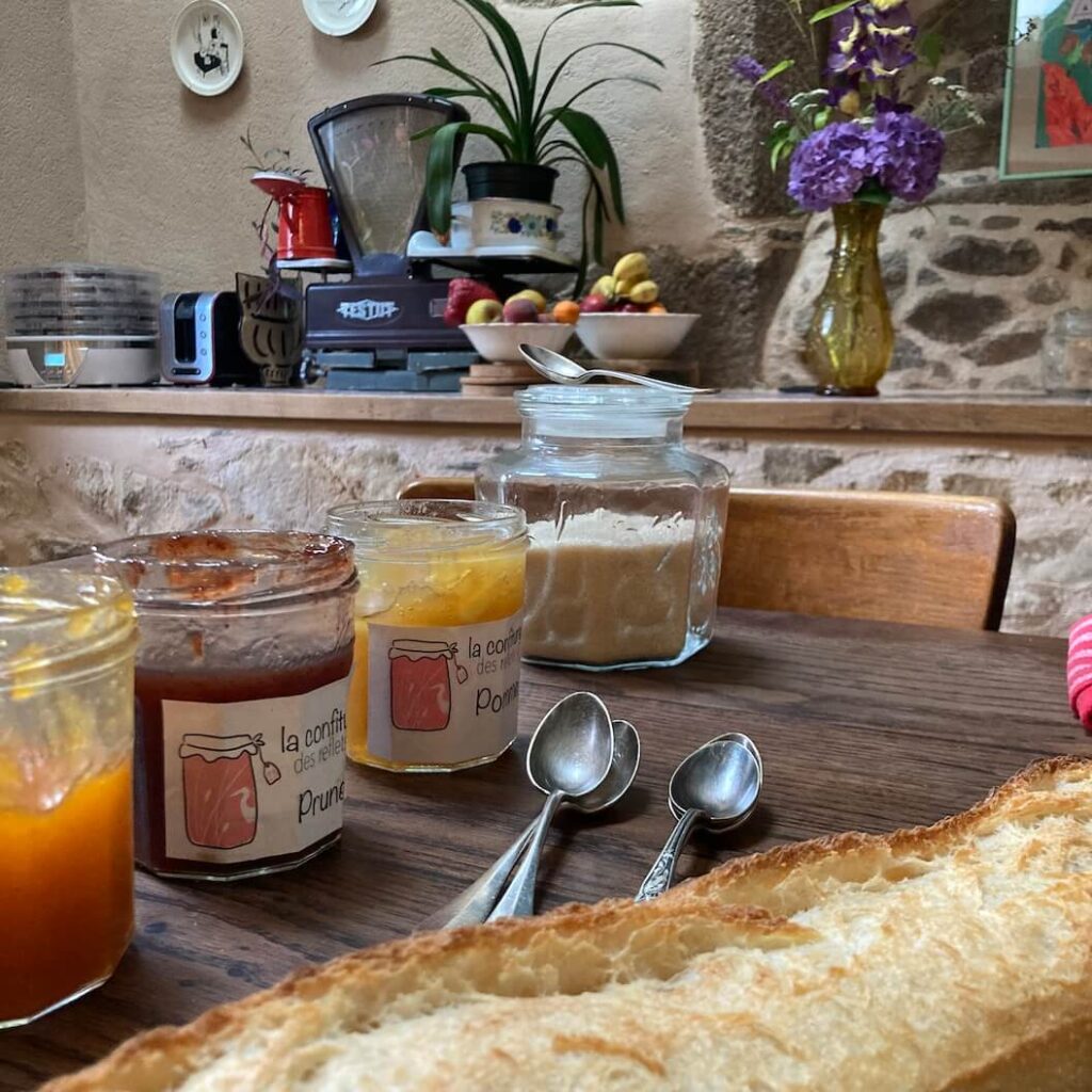 Confitures maison et pain au levain – petit-déjeuner table d'hôtes Les Reflets Roz, Bretagne