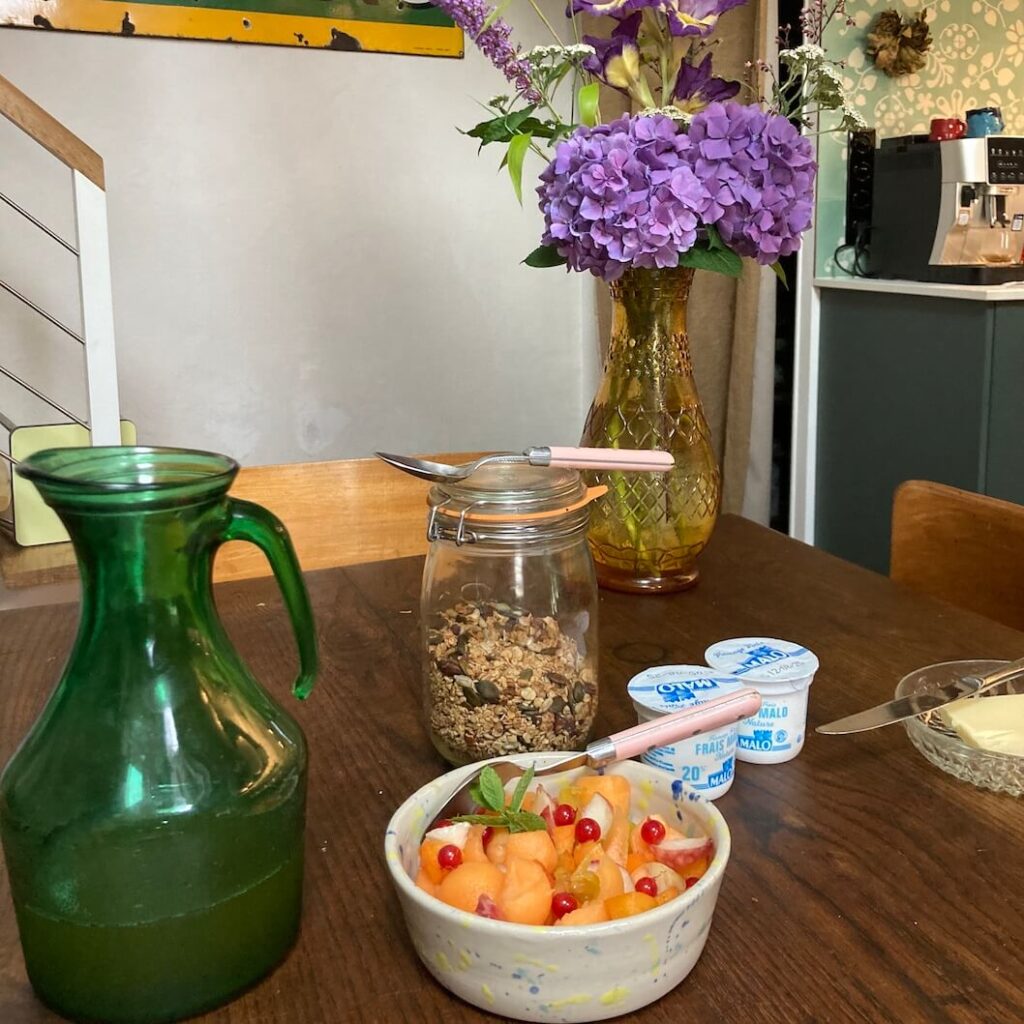 Jus de fruit, salade de fruits et granola faits maison – petit-déjeuner table d'hôtes Les Reflets Roz, Bretagne
