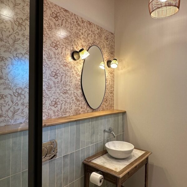 Chambre Le Nid – lit queen size, hirondelles en poterie murale et liseuses en céramique faites main par Céline, Les Reflets Roz, Bretagne