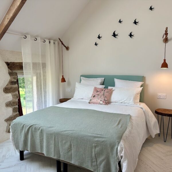 Chambre Le Nid – lit queen size, hirondelles en poterie murale et liseuses en céramique faites main par Céline, Les Reflets Roz, Bretagne