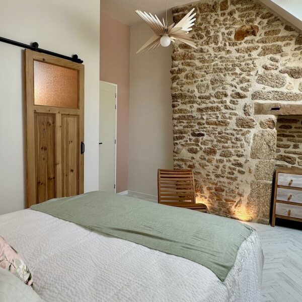 Chambre Le Nid – lit queen size, hirondelles en poterie murale et liseuses en céramique faites main par Céline, Les Reflets Roz, Bretagne