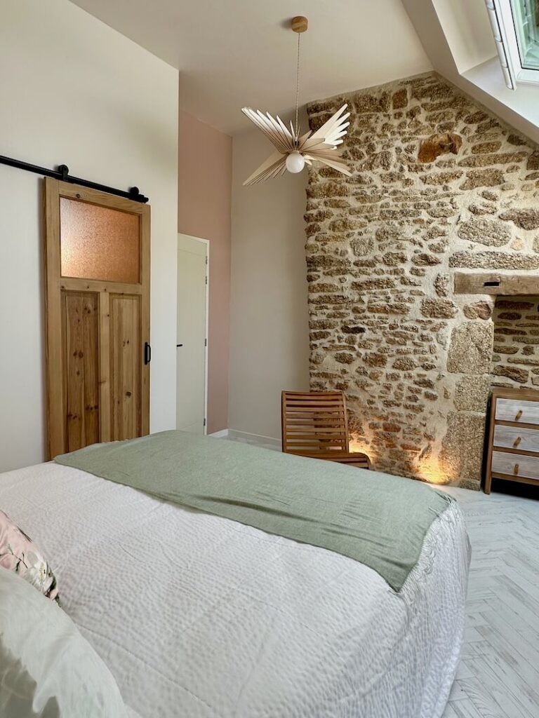 Chambre Le Nid – lit queen size, hirondelles en poterie murale et liseuses en céramique faites main par Céline, Les Reflets Roz, Bretagne
