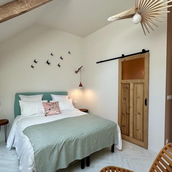 Gros plan tête de lit et liseuses en céramique faites main – Chambre Le Nid, Les Reflets Roz, Bretagne