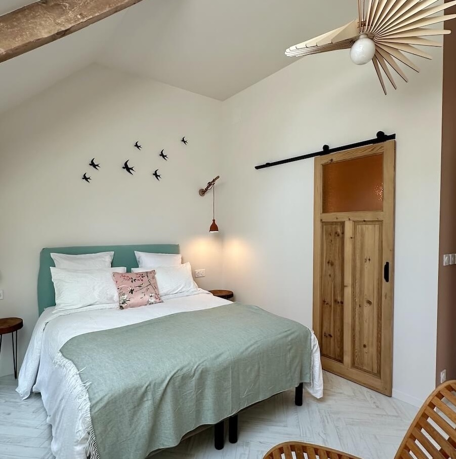 Gros plan tête de lit et liseuses en céramique faites main – Chambre Le Nid, Les Reflets Roz, Bretagne