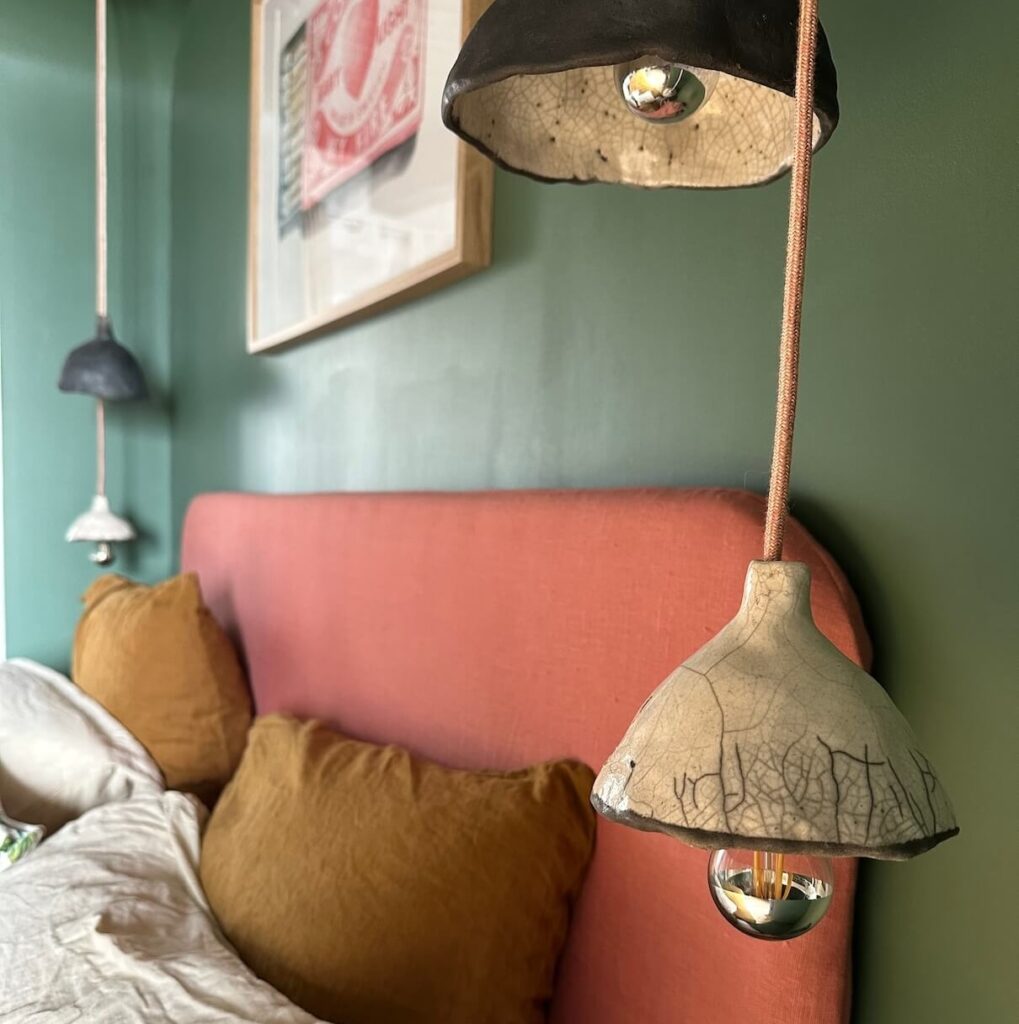 Tête de lit et liseuses en céramique raku faites main par Céline – Chambre Le Refuge, Les Reflets Roz Bretagne