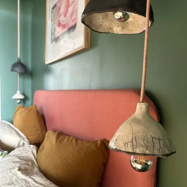 Tête de lit et liseuses en céramique raku faites main par Céline – Chambre Le Refuge, Les Reflets Roz Bretagne