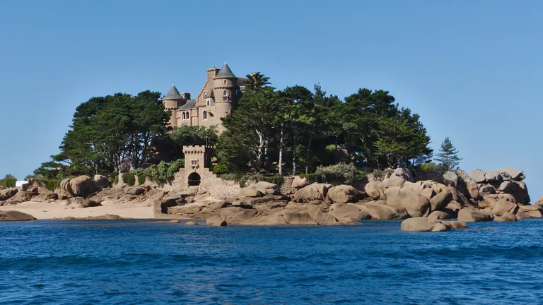 château de Costaérès sur la côte de granit rose près des Reflets Roz