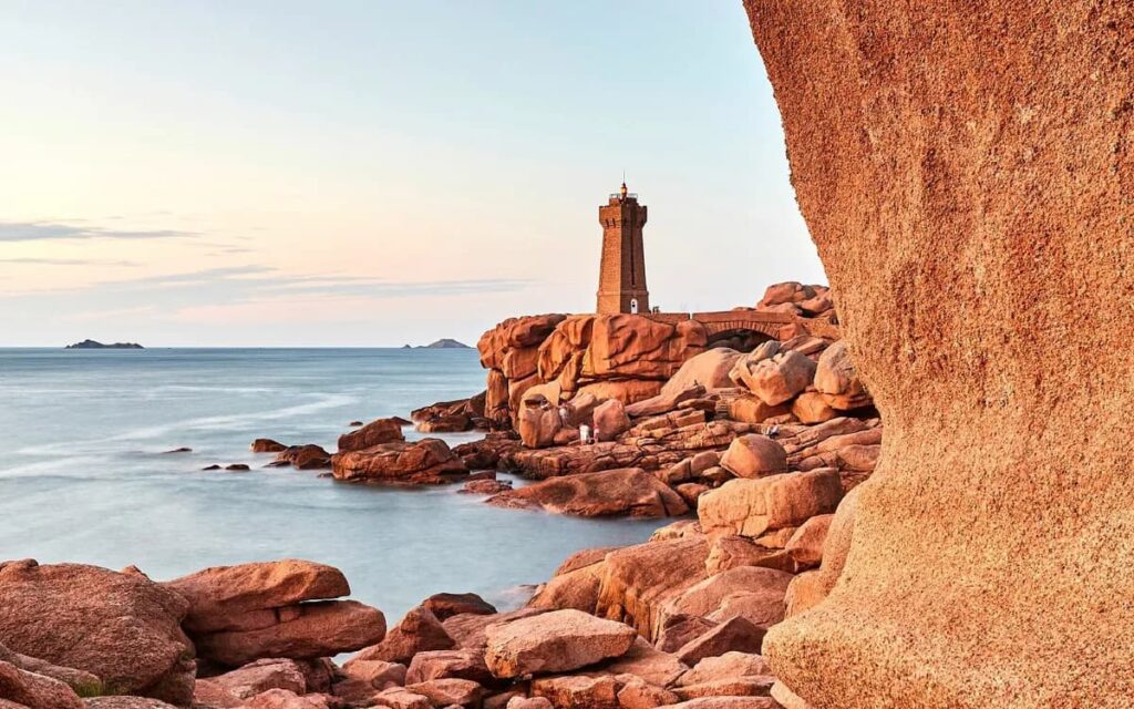phare de Mean Ruz - côte de granit rose depuis les Refelts Roz