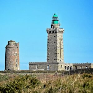 Lire la suite à propos de l’article Visiter le Cap Fréhel : guide complet d’une journée sur la côte bretonne