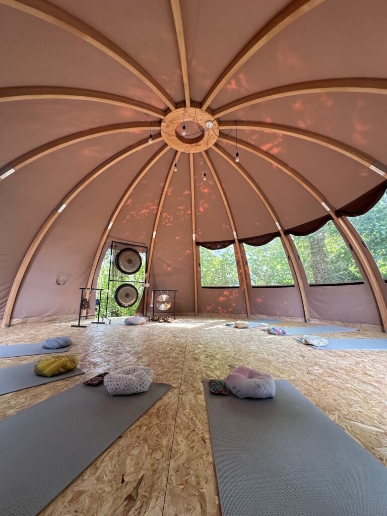 Dome de yoga pour retraite et atelier créatif - Les Reflets Roz