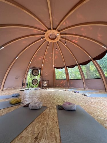 Dome de yoga pour retraite et atelier créatif - Les Reflets Roz